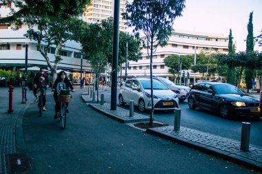 Tel Aviv İsrail 31 Aralık 2020 Kilit altındayken ve Coronavirus salgını İsrail 'i vurduğunda Tel Aviv sokaklarında dolaşan kimliği belirsiz insanların görüntüsü
