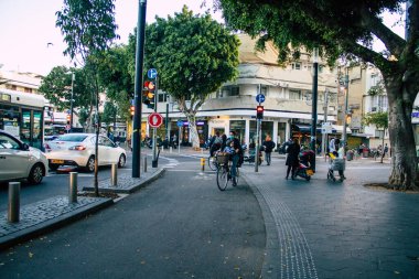 Tel Aviv İsrail 31 Aralık 2020 Kilit altındayken ve Coronavirus salgını İsrail 'i vurduğunda Tel Aviv sokaklarında dolaşan kimliği belirsiz insanların görüntüsü