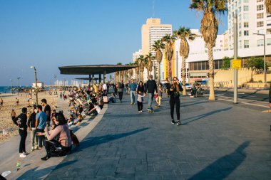Tel Aviv İsrail 2 Ocak 2021 İsrail 'de Herbert Samuel Promenade Tel Aviv' de yürürken Coronavirus salgını İsrail 'i vurdu.