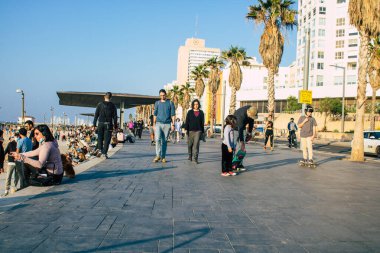 Tel Aviv İsrail 2 Ocak 2021 İsrail 'de Herbert Samuel Promenade Tel Aviv' de yürürken Coronavirus salgını İsrail 'i vurdu.