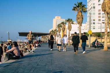 Tel Aviv İsrail 2 Ocak 2021 İsrail 'de Herbert Samuel Promenade Tel Aviv' de yürürken Coronavirus salgını İsrail 'i vurdu.