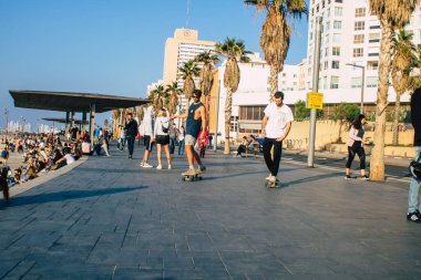 Tel Aviv İsrail 2 Ocak 2021 İsrail 'de Herbert Samuel Promenade Tel Aviv' de yürürken Coronavirus salgını İsrail 'i vurdu.