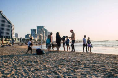 Tel Aviv İsrail 2 Ocak 2021 Tel Aviv sahilinde İsrail 'i vuran koronavirüs salgınına rağmen İsrail halkının eğlendiğini görüyoruz.