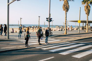 Tel Aviv İsrail 2 Ocak 2021 Tel Aviv 'deki tecrit ve Coronavirüs salgını sırasında İsrail sokaklarında yürüyen kimliği belirsiz İsrail halkının görüntüsü