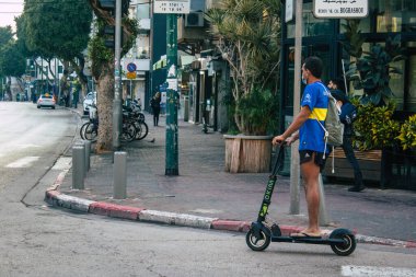 Tel Aviv İsrail 2 Ocak 2021 Kilit altındayken ve Coronavirus salgını İsrail 'i vurduğunda Tel Aviv sokaklarında dolaşan kimliği belirsiz insanların görüntüsü