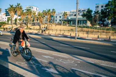 Tel Aviv İsrail 2 Ocak 2021 Kilit altındayken ve Coronavirus salgını İsrail 'i vurduğunda Tel Aviv sokaklarında dolaşan kimliği belirsiz insanların görüntüsü