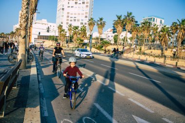 Tel Aviv İsrail 2 Ocak 2021 Kilit altındayken ve Coronavirus salgını İsrail 'i vurduğunda Tel Aviv sokaklarında dolaşan kimliği belirsiz insanların görüntüsü