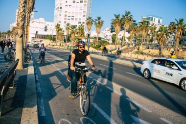 Tel Aviv İsrail 2 Ocak 2021 Kilit altındayken ve Coronavirus salgını İsrail 'i vurduğunda Tel Aviv sokaklarında dolaşan kimliği belirsiz insanların görüntüsü