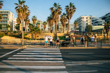 Tel Aviv İsrail 5 Ocak 2021 İsrail Kilisesi tecrit ve Coronavirüs salgını sırasında Tel Aviv sokaklarında yürüyen kimliği belirsiz İsrail halkının görüntüsü İsrail 'i vurdu.