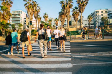 Tel Aviv İsrail 5 Ocak 2021 İsrail Kilisesi tecrit ve Coronavirüs salgını sırasında Tel Aviv sokaklarında yürüyen kimliği belirsiz İsrail halkının görüntüsü İsrail 'i vurdu.