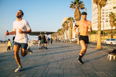 Tel Aviv İsrail 5 Ocak 2021 İsrail Kilisesi tecrit ve Coronavirüs salgını sırasında Tel Aviv sokaklarında yürüyen kimliği belirsiz İsrail halkının görüntüsü İsrail 'i vurdu.