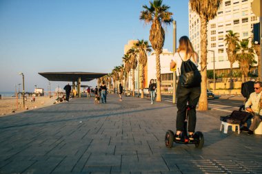 Tel Aviv İsrail 5 Ocak 2021 İsrail Kilisesi tecrit ve Coronavirüs salgını sırasında Tel Aviv sokaklarında yürüyen kimliği belirsiz İsrail halkının görüntüsü İsrail 'i vurdu.