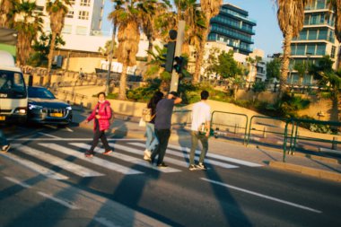 Tel Aviv İsrail 5 Ocak 2021 İsrail Kilisesi tecrit ve Coronavirüs salgını sırasında Tel Aviv sokaklarında yürüyen kimliği belirsiz İsrail halkının görüntüsü İsrail 'i vurdu.