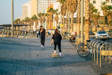 Tel Aviv İsrail 5 Ocak 2021 İsrail Kilisesi tecrit ve Coronavirüs salgını sırasında Tel Aviv sokaklarında yürüyen kimliği belirsiz İsrail halkının görüntüsü İsrail 'i vurdu.