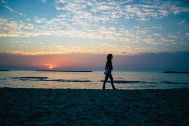 Tel Aviv İsrail 5 Ocak 2021 Tel Aviv sahilinde İsrail 'i vuran koronavirüs salgınına rağmen İsrail halkının eğlendiğini görüyoruz.