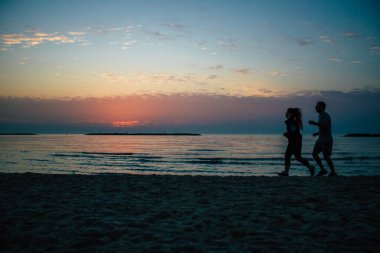 Tel Aviv İsrail 5 Ocak 2021 Tel Aviv sahilinde İsrail 'i vuran koronavirüs salgınına rağmen İsrail halkının eğlendiğini görüyoruz.