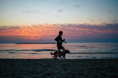 Tel Aviv İsrail 5 Ocak 2021 Tel Aviv sahilinde İsrail 'i vuran koronavirüs salgınına rağmen İsrail halkının eğlendiğini görüyoruz.