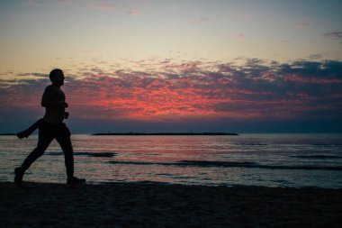 Tel Aviv İsrail 5 Ocak 2021 Tel Aviv sahilinde İsrail 'i vuran koronavirüs salgınına rağmen İsrail halkının eğlendiğini görüyoruz.