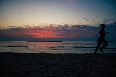 Tel Aviv İsrail 5 Ocak 2021 Tel Aviv sahilinde İsrail 'i vuran koronavirüs salgınına rağmen İsrail halkının eğlendiğini görüyoruz.