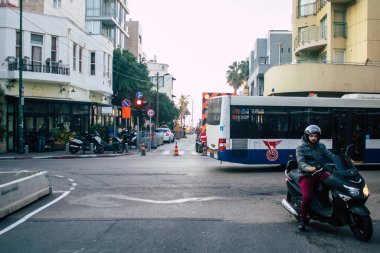 Tel Aviv İsrail 5 Ocak 2021 Kilit altındayken ve Coronavirus salgını İsrail 'i vurduğunda Tel Aviv sokaklarında dolaşan kimliği belirsiz insanların görüntüsü