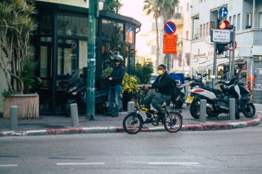 Tel Aviv İsrail 5 Ocak 2021 Kilit altındayken ve Coronavirus salgını İsrail 'i vurduğunda Tel Aviv sokaklarında dolaşan kimliği belirsiz insanların görüntüsü
