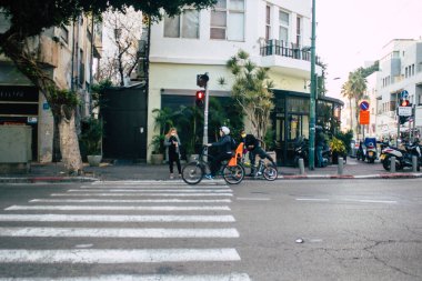 Tel Aviv İsrail 5 Ocak 2021 Kilit altındayken ve Coronavirus salgını İsrail 'i vurduğunda Tel Aviv sokaklarında dolaşan kimliği belirsiz insanların görüntüsü