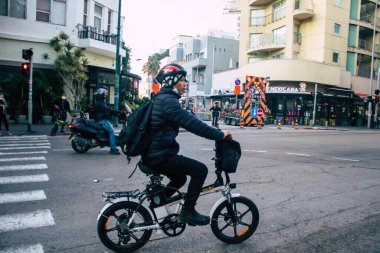 Tel Aviv İsrail 5 Ocak 2021 Kilit altındayken ve Coronavirus salgını İsrail 'i vurduğunda Tel Aviv sokaklarında dolaşan kimliği belirsiz insanların görüntüsü