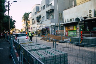 Tel Aviv İsrail 5 Ocak 2021 Kilit altındayken ve Coronavirus salgını İsrail 'i vururken Tel Aviv sokaklarında bir şantiyenin görüntüsü