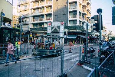 Tel Aviv İsrail 5 Ocak 2021 Kilit altındayken ve Coronavirus salgını İsrail 'i vururken Tel Aviv sokaklarında bir şantiyenin görüntüsü