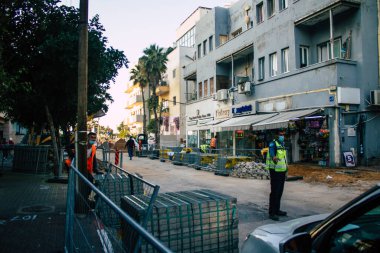 Tel Aviv İsrail 5 Ocak 2021 Kilit altındayken ve Coronavirus salgını İsrail 'i vururken Tel Aviv sokaklarında bir şantiyenin görüntüsü