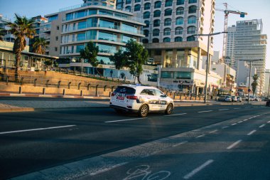 Tel Aviv İsrail 5 Ocak 2021 'de İsrail' deki Coronavirus salgını sırasında Tel Aviv sokaklarından geçen geleneksel bir İsrail polis aracının görüntüsü