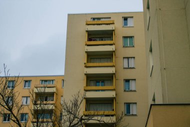 Reims 'deki tecrit ve Coronavirus salgını sırasında Reims' de bulunan boş bir caddede, kış bulutlu bir gökyüzü altında modern bir binanın ön cephesini 6 Ocak 2021 'de görüyor.