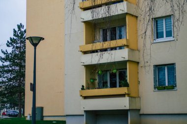 Reims 'deki tecrit ve Coronavirus salgını sırasında Reims' de bulunan boş bir caddede, kış bulutlu bir gökyüzü altında modern bir binanın ön cephesini 6 Ocak 2021 'de görüyor.