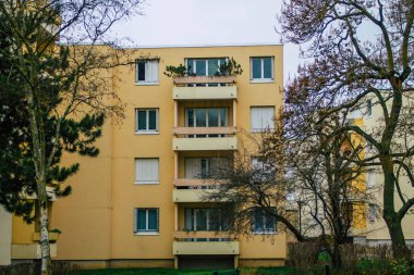 Reims 'deki tecrit ve Coronavirus salgını sırasında Reims' de bulunan boş bir caddede, kış bulutlu bir gökyüzü altında modern bir binanın ön cephesini 6 Ocak 2021 'de görüyor.