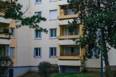 Reims 'deki tecrit ve Coronavirus salgını sırasında Reims' de bulunan boş bir caddede, kış bulutlu bir gökyüzü altında modern bir binanın ön cephesini 6 Ocak 2021 'de görüyor.