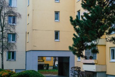 Reims 'deki tecrit ve Coronavirus salgını sırasında Reims' de bulunan boş bir caddede, kış bulutlu bir gökyüzü altında modern bir binanın ön cephesini 6 Ocak 2021 'de görüyor.