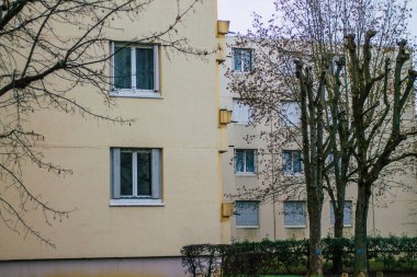 Reims 'deki tecrit ve Coronavirus salgını sırasında Reims' de bulunan boş bir caddede, kış bulutlu bir gökyüzü altında modern bir binanın ön cephesini 6 Ocak 2021 'de görüyor.