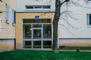 Reims 'deki tecrit ve Coronavirus salgını sırasında Reims' de bulunan boş bir caddede, kış bulutlu bir gökyüzü altında modern bir binanın ön cephesini 6 Ocak 2021 'de görüyor.