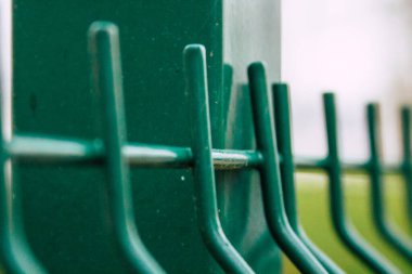 Reims 'deki tecrit ve Coronavirus salgını sırasında Reims' de bulunan boş bir caddede, kış bulutlu bir gökyüzü altında modern bir binanın ön cephesini 6 Ocak 2021 'de görüyor.