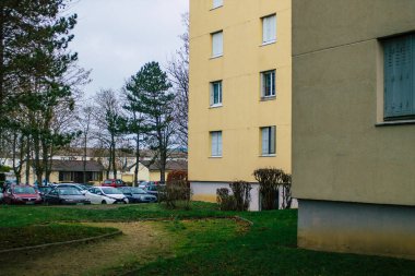 Reims 'deki tecrit ve Coronavirus salgını sırasında Reims' de bulunan boş bir caddede, kış bulutlu bir gökyüzü altında modern bir binanın ön cephesini 6 Ocak 2021 'de görüyor.