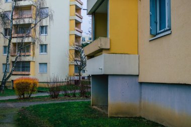 Reims 'deki tecrit ve Coronavirus salgını sırasında Reims' de bulunan boş bir caddede, kış bulutlu bir gökyüzü altında modern bir binanın ön cephesini 6 Ocak 2021 'de görüyor.
