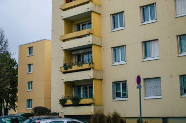 Reims 'deki tecrit ve Coronavirus salgını sırasında Reims' de bulunan boş bir caddede, kış bulutlu bir gökyüzü altında modern bir binanın ön cephesini 6 Ocak 2021 'de görüyor.