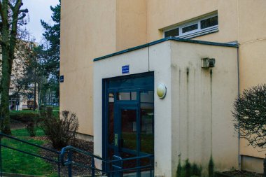 Reims 'deki tecrit ve Coronavirus salgını sırasında Reims' de bulunan boş bir caddede, kış bulutlu bir gökyüzü altında modern bir binanın ön cephesini 6 Ocak 2021 'de görüyor.