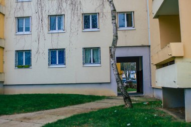 Reims 'deki tecrit ve Coronavirus salgını sırasında Reims' de bulunan boş bir caddede, kış bulutlu bir gökyüzü altında modern bir binanın ön cephesini 6 Ocak 2021 'de görüyor.