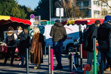 Reims France 09 Ocak 2021 Coronavirus salgını sırasında kimlikleri belirlenemeyen, maskeli insanların alışveriş yaptığı ve nüfusu kontrol altına almak için kilitlendiği yer.