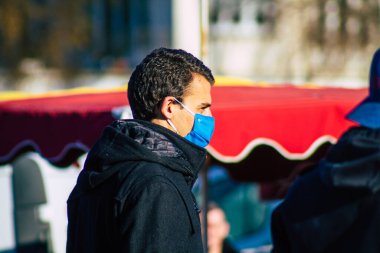 Reims France 09 Ocak 2021 Coronavirus salgını sırasında kimlikleri belirlenemeyen, maskeli insanların alışveriş yaptığı ve nüfusu kontrol altına almak için kilitlendiği yer.