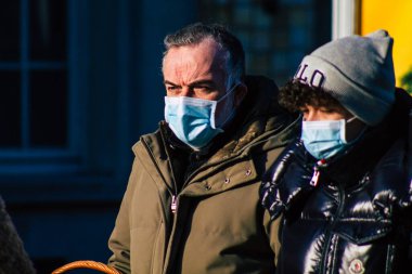 Reims France 09 Ocak 2021 Coronavirus salgını sırasında kimlikleri belirlenemeyen, maskeli insanların alışveriş yaptığı ve nüfusu kontrol altına almak için kilitlendiği yer.