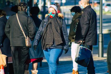 Reims France 09 Ocak 2021 Coronavirus salgını sırasında kimlikleri belirlenemeyen, maskeli insanların alışveriş yaptığı ve nüfusu kontrol altına almak için kilitlendiği yer.