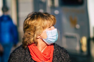 Reims France 09 Ocak 2021 Coronavirus salgını sırasında kimlikleri belirlenemeyen, maskeli insanların alışveriş yaptığı ve nüfusu kontrol altına almak için kilitlendiği yer.