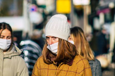 Reims France 09 Ocak 2021 Coronavirus salgını sırasında kimlikleri belirlenemeyen, maskeli insanların alışveriş yaptığı ve nüfusu kontrol altına almak için kilitlendiği yer.